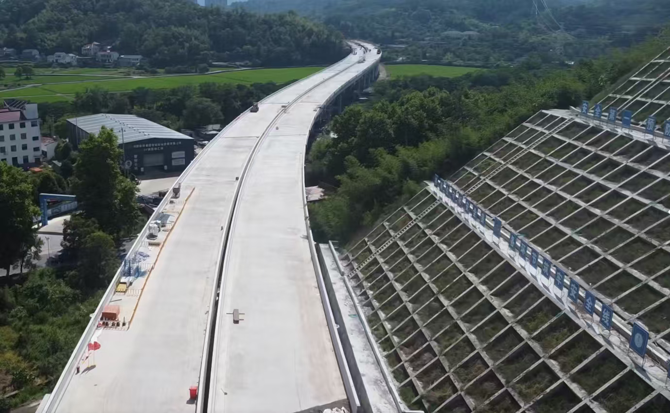 建德320国道项目最后一片梁板架设圆满完成