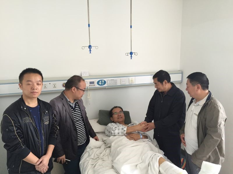 郑胜金等一行看望慰问因公负伤的闫战良同志