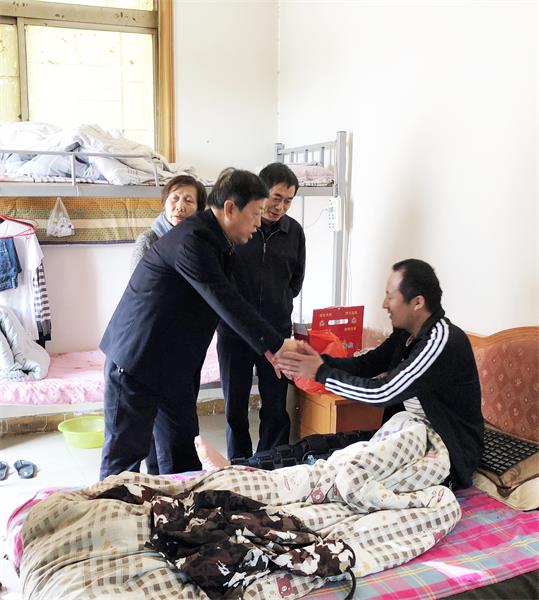党委书记雷达等看望因公负伤的保安孙文