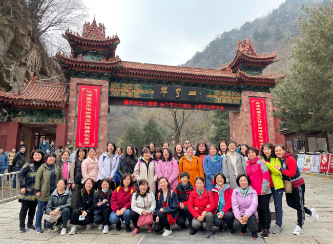喜迎三八节登山踏春