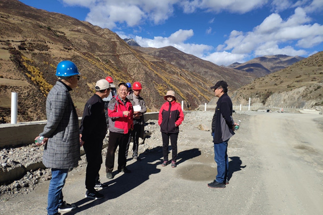 中交通力专家现场指导G349工作 岩土公司对全线路基病害进行现场排查