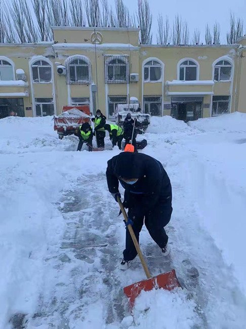 当风雪咆哮袭来，好通人坚守最后的通道
