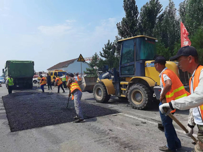 头顶烈日 脚踏热浪 好通公路有序开展预防性养护