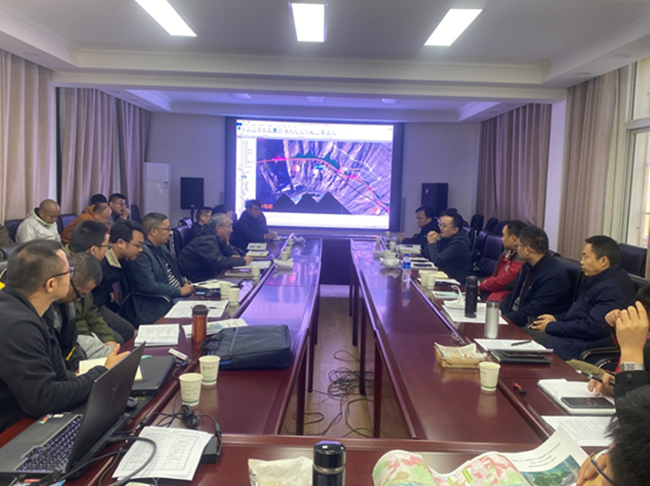 不畏疫情 缺氧不缺精神——西安中交通力领导现场指导G214线咨询审查工作 公司专家对初步设计方案进行现场审查