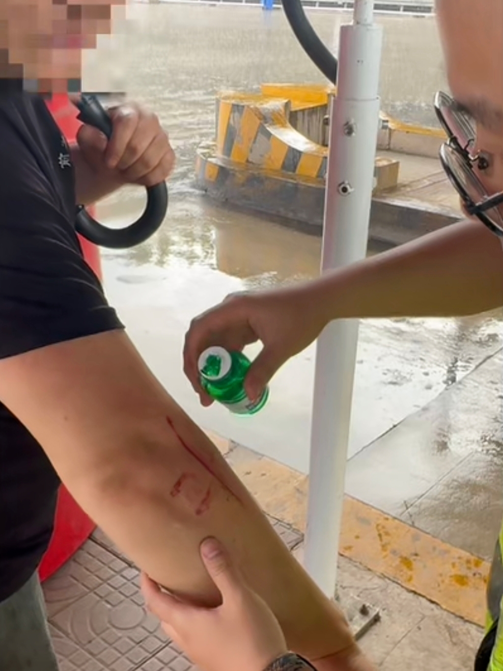 风雨无情人有情!滦州收费站雨中暖心救助受伤货车司机